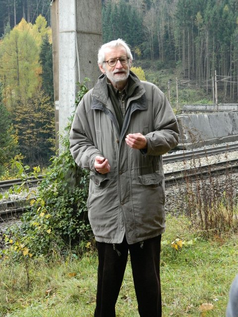 Ing. Hannes Minich bei einer Führung entlang der Semmeringbahn (2016)