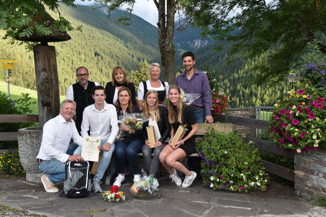 Fam. Rombeck mit Gastgeberin Maria Christ sowie den Tourismusverantwortlichen bei der Ehrung am Adelshof. | Foto: TVB