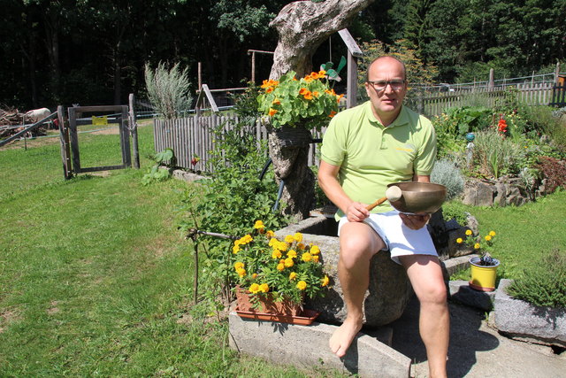 In seiner Praxis "Klang des Herzens. Harmonie erleben" bietet Peter Stadler auch Trauerbegleitung, Behandlungen mit dem Energiestift oder zeigt, wie man am besten naturverbunden lebt.