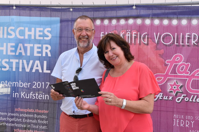 Der Obmann des Theater Verbands Tirol Klaus Mayramhof und Hildegart Reitberger freuen sich auf das bevorstehende Theaterfestival.