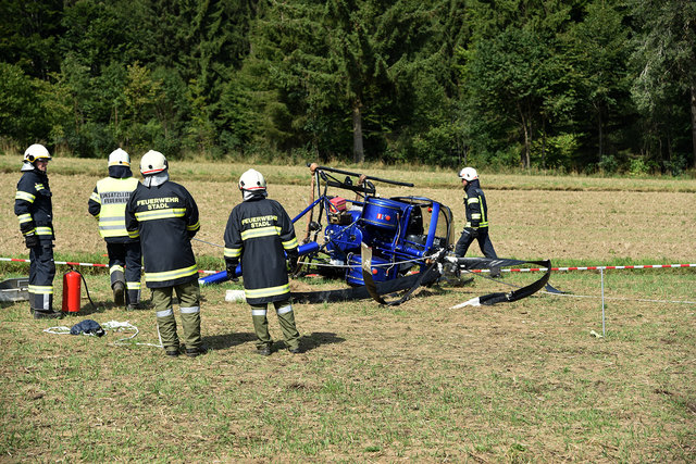 In Stadl, Gemeinde Engelhartszell, ist heute Vormittag, 17. August 2017, ein Hubschrauber abgestürzt. Der Pilot wurde nicht verletzt. Eine Passagierin erlitt leichte Kopfverletzungen.