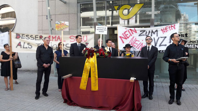 Bürgermeister Trettenhahn trug persönlich den Sarg bis vor die Postzentrale in Wien.