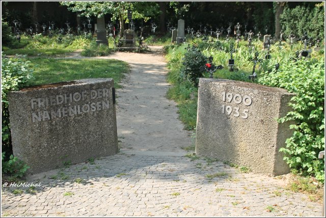 Der Eingang ,das Gefühl ist komisch...nicht wie auf einen anderen Friedhof....