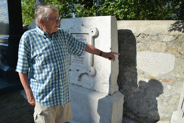Das älteste Dokument am Neudorfer Friedhof: Eine Grabschrift aus dem Jahr 1697.