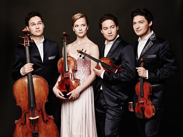 Das Schumann Quartett live am 16. September! Vier Türme, vier Seiten, vier Quartette – einen ganzen Abend lang bewegen wir uns im Quadrat und folgen drei Streichquartetten – und einem Bläserquartett durch das gesamte Schloss Esterházy.