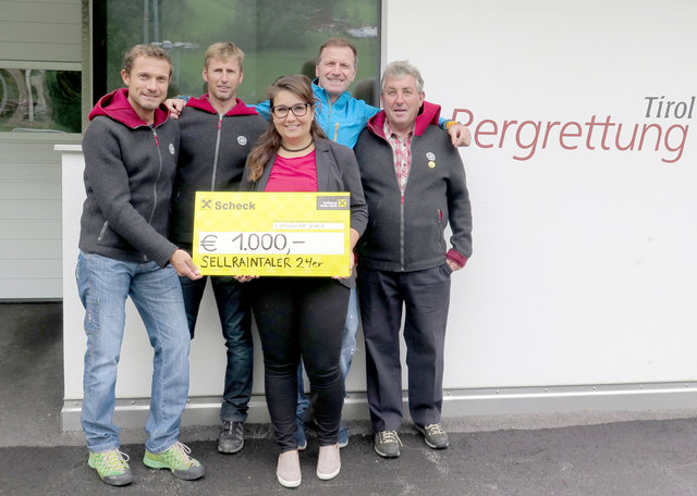Viktoria Kapferer, Karl Kapferer und Thomas Haider übergaben einen Symbolscheck an die Bergrettung. | Foto: privat