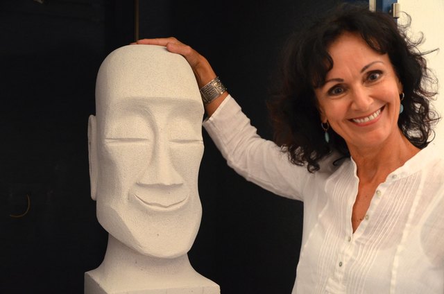 Diplom-Pädagogin Silvia Steinacher mit einem ihrer Köpfe