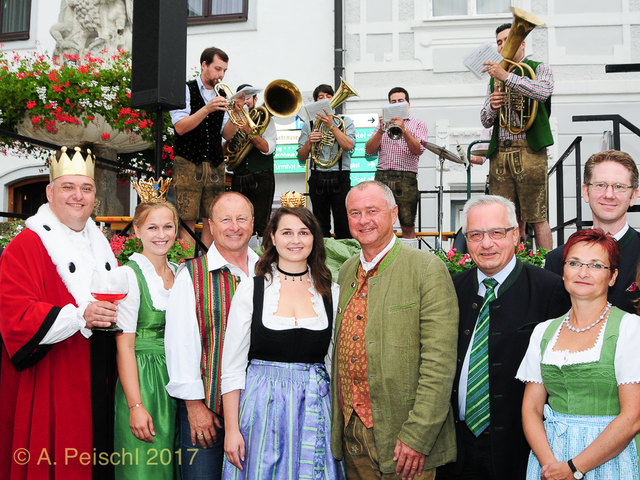 Eröffnung des „Weinsommers Gumpoldskichen“ mit Weinkönig Alfred III., NÖ Vize-Landesweinkönigin Teresa I., Harry Prünster, Natascha I., Weinkönigin von Gumpoldskirchen, LAbg. Bgm. Hans Stefan Hintner, Bgm. Ferdinand Köck, Kulturkoordinatorin GR Dagmar Händler und Bez.-Hauptmann-Stv. Mag. Michael Engel