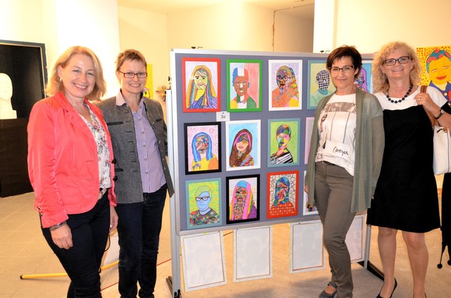 Ohne die verhinderte Initiatorin Heidi Pucher: Angelika Grutschnig, Christine Mitterer, Manuela Stranner und Gisela Gasser mit NMMS-Schülerarbeiten