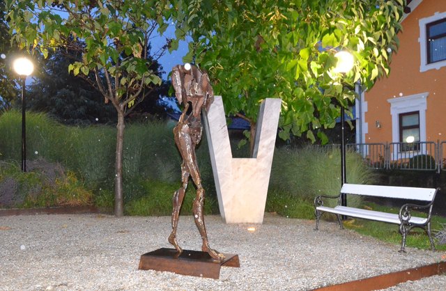 Bildhauer Hans-Peter Profunser aus Berg/Drautal war mit dieser Plastik vertreten