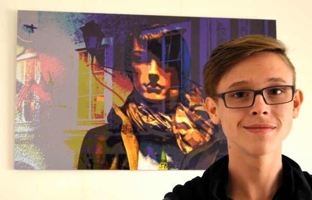 Enkel Kim Weihs vor einem Werk von Gerhart Weihs