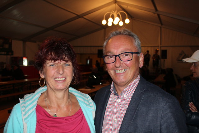 Feierlaune: Stefanie Scheiblecker und Bürgermeister Karl Bader.