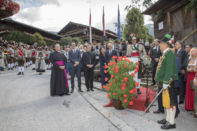 Alpbachs Bgm Markus Bischofer begrüßt die Gäste. | Foto: Land Tirol/Sedlak