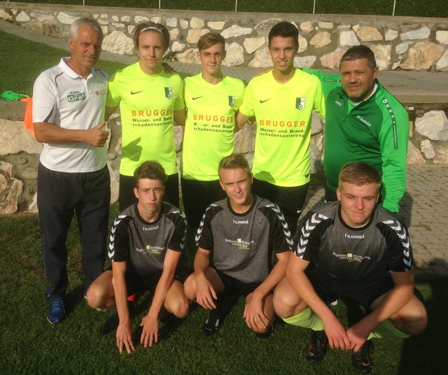 Die Seebodner Rohdiamanten (stehend v. l.) mit Obmann Herbert Brugger, Manuel Leutschacher, Bernd Passler, Andreas Allmaier, 1b-Trainer Damir Kukic; 
Vorne: Jonas Kleewein, Karl Klinar, Jonas Oberzaucher | Foto: SV Seeboden/KK