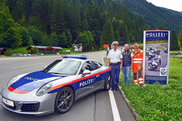 Am Beginn der Straße bei der Kassenstelle Ferleiten, von links: Franz Ramsauer (Gruppeninspektor und Fahrtechniktrainer Polizei Salzburg), Ing. Thomas Noel (Prokurist und Technischer Direktor Großglockner Hochalpenstraßen AG) 
und Stefan Schwaiger (Sicherheitsvertrauensperson Großglockner Hochalpenstraßen AG) | Foto: Urheber unbekannt, fotocredit grossglockner.at