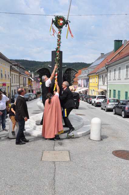 14 Tage vor dem Wiesenmarkt wird die Freyung am Hauptplatz aufgestellt