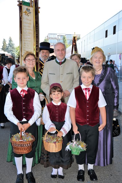 Die Obfrau des Trachtenvereins Wieselburg, Regina Barthofer, Edgar Niemeczek, Geschäftsführer der Kultur.Region.Niederösterreich, und die Obfrau der Mostviertler Goldhaubengruppen, Grete Hammel mit Leonard Hollender, Jasmin Wagner und Maximilian Ratz von der Kindervolkstanzgruppe Wieselburg bei der Goldhaubenwallfahrt. | Foto: Doris Zizala