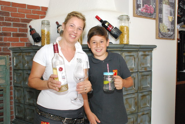 Anita Unterrainer mit ihrem Sohn in ihrem neu eröffneten Café in der Spittaler Bahnhofstraße