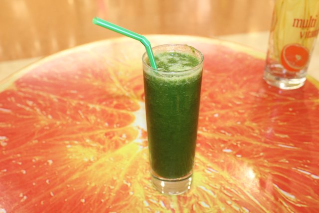 Menge: 0,2 l für den "Greeny", also der kleinste Smoothie. Enthalten waren Petersilie, Koriander (dominierte Gott sei Dank nicht), Spinat, Apfel, Banane, Orange. Hätte auch noch den "Hollywood" mit Avokado gegeben. Er war fruchtig, bananendominant, aber echt gut.