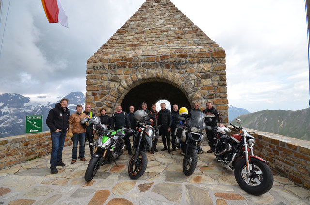 Großglockner Hochalpenstraße Motorrad Fahrsicherheitstraining, von links: Dr. Johannes Hörl (Vorstand der GROHAG), Dipl.-Ing. Oliver Schmerold (Verbandsdirektor ÖAMTC) und Fahrtechnik-Experte Georg Scheiblauer (ÖAMTC Fahrtechnik Zentrum) mit der Motorradgruppe des zweitägigen Alpenfahrtrainings an der Großglockner Hochalpenstraße vor der Gedenkzeichen Fuscher Törl (Archivbild) | Foto: Urheber unbekannt, Bildquelle Großglockner Hochalpenstraßen AG