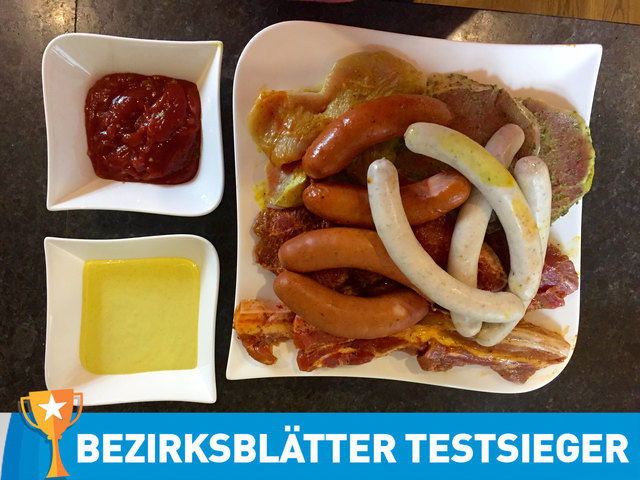 Scharfetter, St. Johann: 1.911 Gramm; 2x Bauch, 2x Pute, 2x Kotelette, 4x Rinder Steak, 2 Paar Käsekrainer, 2 Paar Schweinsbratwürste; Als Extra gab's zwei Saucen. Wir wählten Curry und Salsa. Das Fleisch war auf Wunsch mariniert und stammt aus Österreich. Geschmack: ausgezeichnet.