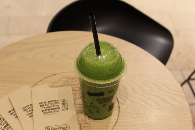 Menge: 0,33 l. Hier gab es die größte Greenie-Vielfalt. Enthalten waren Avokado, Spinat, Kiwi und Apfel, er schmeckte fabelhaft, der Apfel dominierte etwas. Farbe: grasgrün. Gab auch noch den "Grünschnabel", den "Chillout" mit Sellerie oder den "Slim Fit" mit Gurke.