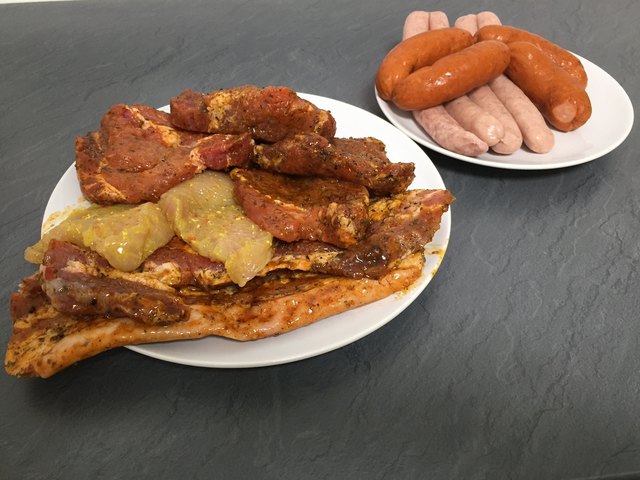 Max Mann, Hüttau: 1.945 Gramm; 2x Schopf, 2x Bauch, 2x Pute, 1x Karree, 2 Paar Schweinsbratwürste, 4 kleine Käsekrainer; Das Fleisch war auf Wunsch mariniert, konnte selbst ausgesucht werden, war separat verpackt und stammt aus Österreich. Geschmack: ausgezeichnet.