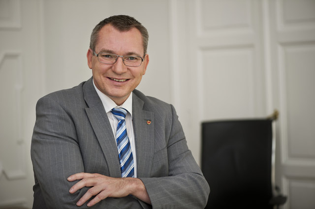 LR Johannes Tratter freut sich über den Erfolg des Online-Kartendienstes SOLAR TIROL.