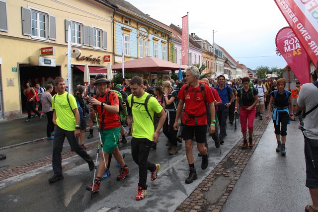 Der Verein "Koralm24" freute sich über rund 250 Starter, die sich für die 6, 12 und 24 Stunden-Wanderung angemeldet haben. | Foto: Elisabeth Korbe