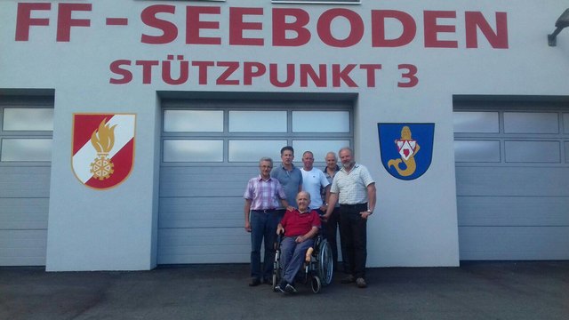 Die Feuerwehr-Kameraden mit Werner Egger vor dem neuen Rüsthaus | Foto: KK/FF Seeboden