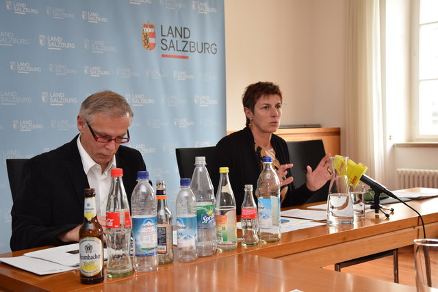 "Sauberes Salzburg" große Müll-Analyse Was in Salzburg achtlos weggeworfen wirdWilfried Mayr( Referat Abfallwirtschaft und Umweltrecht Land Salzburg) und LH-Stv. Astrid Rössler.