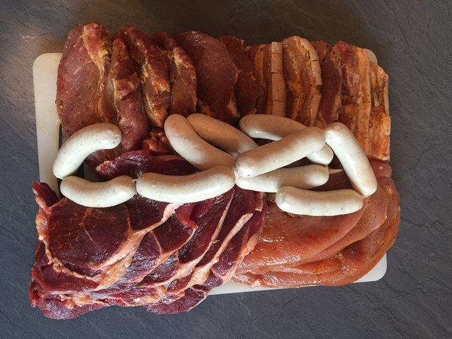 Bayr, Bad Gastein: 2.010 Gramm; 3x Schopf, 3x Bauch, 3x Pute, 3x Rind/Beiried, 3 Paar kleine Schweinsbratwürste. Das Fleisch war auf Wunsch mariniert und stammt aus Österreich. Alles schmeckte ausgezeichnet.
