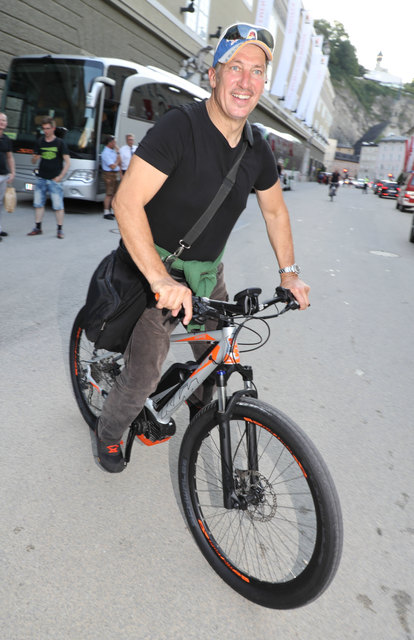 "Jedermann" Tobias Moretti mit dem Fahrrad nach der Vorstellung | Foto: Neumayr