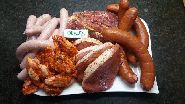 Obauer, Werfen: Gewicht: 3.150 Gramm; 4x Schopf (gefüllt), 4x Kotelette, 4 Hähnchenflügel, 4x große Käsekrainer, 4 Paar Schweinsbratwürste (waren um 7.30 Uhr bei der Abholung noch gefroren). Das Fleisch war mariniert und stammt aus Österreich. Geschmack: ausgezeichnet.