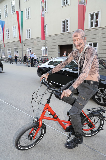 Schauspieler Peter Lohmeyer mit dem Fahrrad vor dem Festspielhaus | Foto: Neumayr