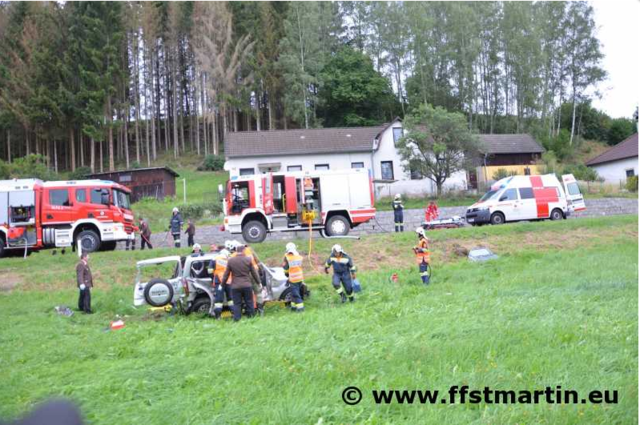 Die FF St. Martin befreite das Unfallopfer mit Bergewerkzeugen aus dem PKW.