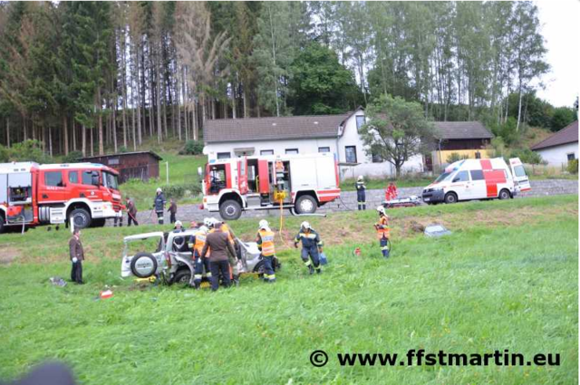 Die FF St. Martin befreite das Unfallopfer mit Bergewerkzeugen aus dem PKW. | Foto: FF St. Martin