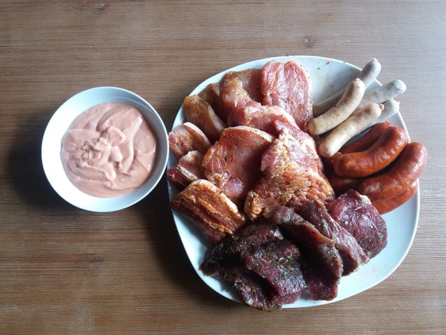 Urban, St. Johann: 1.290 Gramm; 5x Käsekrainer, 3x Bratwurst, 2 x pikante Bratwurst, 3x Pute, 3x Bauch, 3x Karree, 1x Schopf, 5x Rinder Steak; Als Extra gab's zwei Saucen – wir wählten 2x Cocktail. Das Fleisch war auf Wunsch mariniert und stammt aus Österreich. Geschmack: ausgezeichnet.