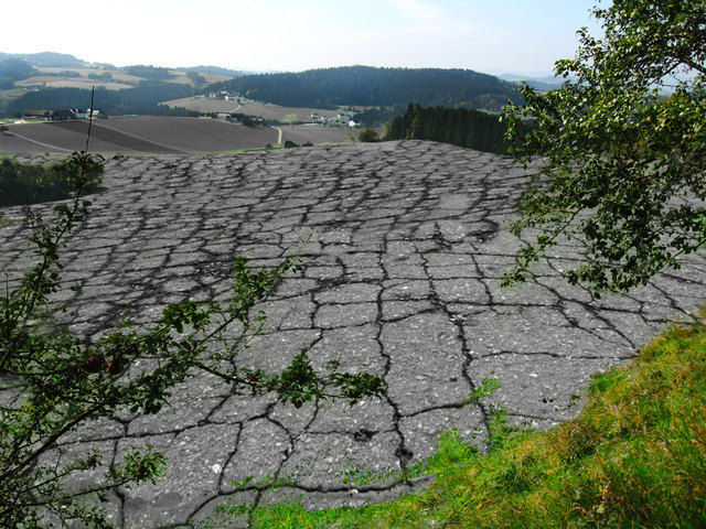 Österreich ist Europameister im Verbauen, zwanzig Hektar Ackerfläche gehen hierzulande täglich verloren. | Foto: Fotomontage: Durst/Wagner