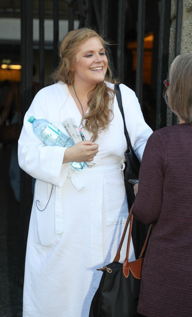 "Buhlschaft" Stefanie Reinsperger mit Bademantel nach der Vorstellung vor dem Festspielhaus | Foto: Neumayr