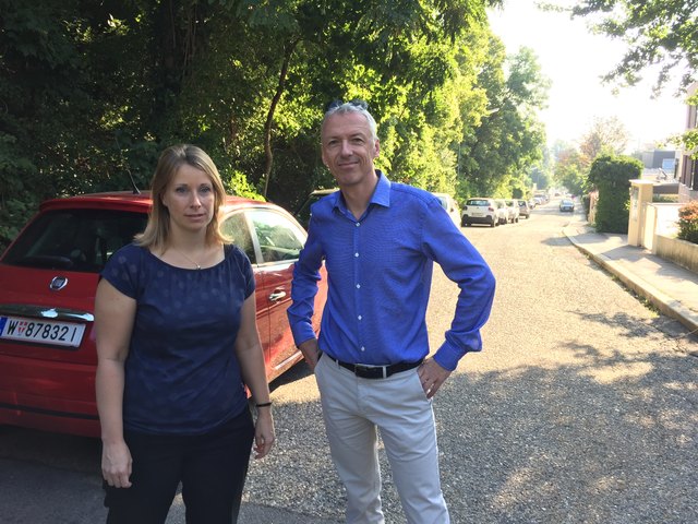 Anrainerin Daniela Kranitsch mit Bezirksvize Johannes Schreiber (ÖVP) in der Dr.-Heinrich-Maier-Straße. Für einen Parkstreifen ist der obere Teil laut Straßenverkehrsordnung zu schmal.