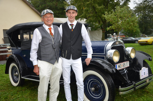 In feschen Outfits zeigten sich heuer wieder die Besucher wie Helmfried Thalhammer und Leon Scheinecker aus Wels bei der Landl-Rallye.