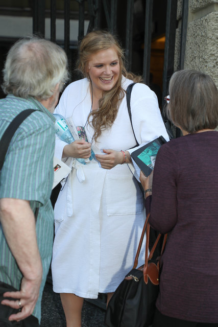 "Buhlschaft" Stefanie Reinsperger mit Bademantel nach der Vorstellung vor dem Festspielhaus | Foto: Neumayr