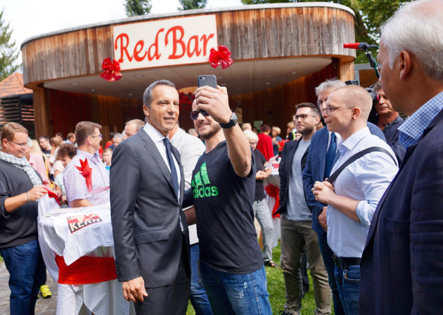 Zeit für Selfies musste auch in Frauental sein: Bundeskanzler Christian Kern stattete der Weststeiermark einen Besuch ab.