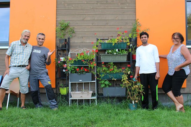 Amjad (2.v.r.) als Herr der Blumen hat das Kommando über seine geliebten Geranien und Rosensträucher übernommen.