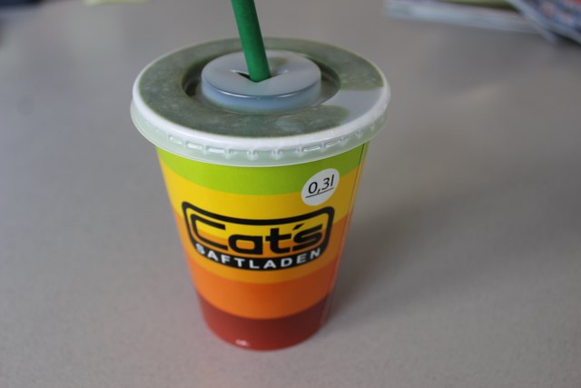 Menge: 0,3 l, vergleichsweise echt günstig. Im Smoothie enthalten waren Spinat, Apfel und Banane. Er war waldgrün und dickflüssig, den Spinat schmeckte man extrem raus (filzige Zähne), die Banane dämpfte den Spinatgeschmack ein bisschen. Es gab nur diesen Green Smoothie.