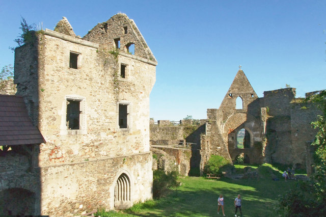 Innenhof: Palas mit dem gotischen Tor und Burgkapelle