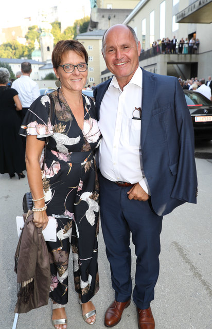 Bundesminister Wolfgang Sobotka mit Ehefrau Marlies nach der Vorstellung | Foto: Neumayr