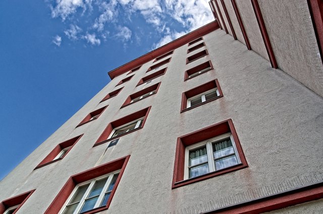 Einfach, aber wirkungsvoll wurde die Fassade des Gemeindebaus in der Rainergasse 13 in den Fünfzigern des letzten Jahrhunderts gestaltet. Richtet man den Blick entlang der Fassade nach oben, so erhält man einen kräftigen Farbkontrast zum blauen Himmel. - Der Blick hat sich gelohnt!