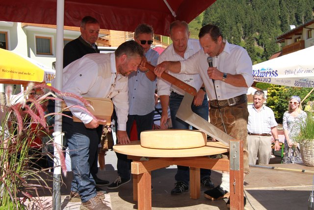 Käseanschnitt beim Paznauner Markttag. | Foto: TVB Paznaun-Ischgl